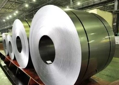 Metallleiten warm gewalzte 304 Edelstahl-Spulen Verschleißfestigkeit des Ende8k